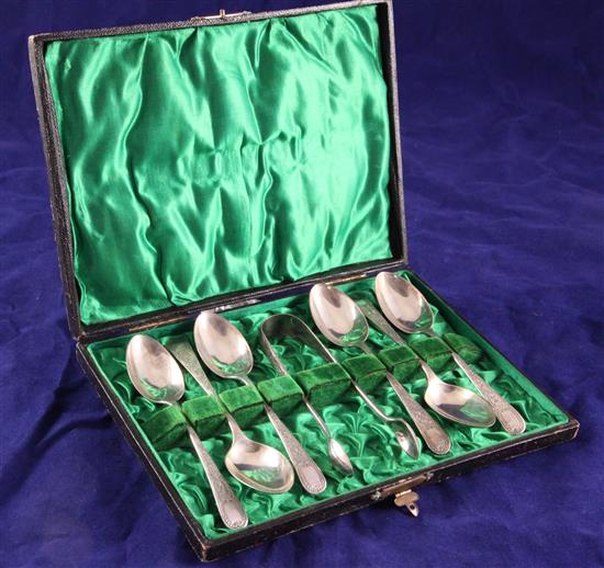 A cased set of six Edwardian silver Old English pattern tea spoons and tongs, 4 oz.